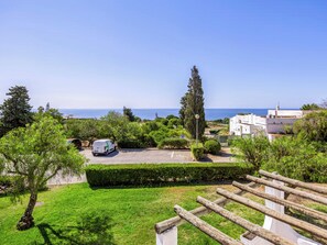 Ein Wohngebiet mit Blick auf das Meer, ein Parkplatz und ein weißer Transporter.
