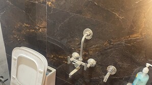 Ein Badezimmer mit Toilette, Bidet und Waschbecken.