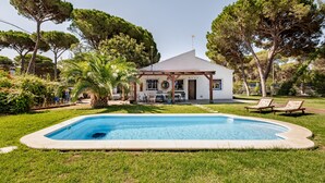 A house with a swimming pool, surrounded by greenery and trees. - Holiday Home 'Villa La Mayorazga Cozy Cottage' with Private Pool, Private Terrace and Wi-Fi (Pago del Humo)