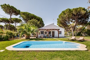 A house with a swimming pool, surrounded by greenery and trees. - Holiday Home 'Villa La Mayorazga Cozy Cottage' with Private Pool, Private Terrace and Wi-Fi (Pago del Humo)