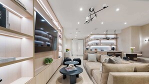 Una sala de estar moderna con sofá, mesa de centro y estanterías.