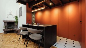 Eine moderne Küche mit Bar, Kamin und einem Musterfußboden.