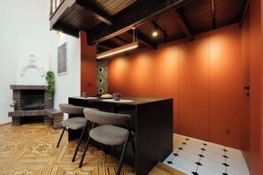 Eine moderne Küche mit Bar, Kamin und einem Musterfußboden.
