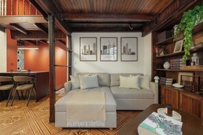 Ein gemütliches Wohnzimmer mit einer Couch, einem Couchtisch und einem Bücherregal.