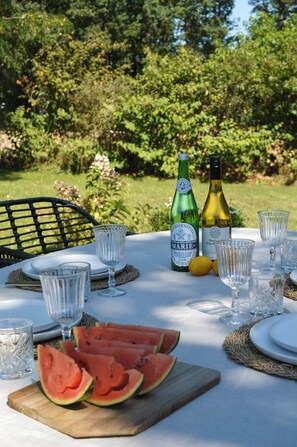 Outdoor dining - Vrbo Property (Hoogersmilde)