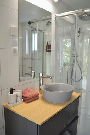 Bathroom - Vrbo Property (Hoogersmilde)