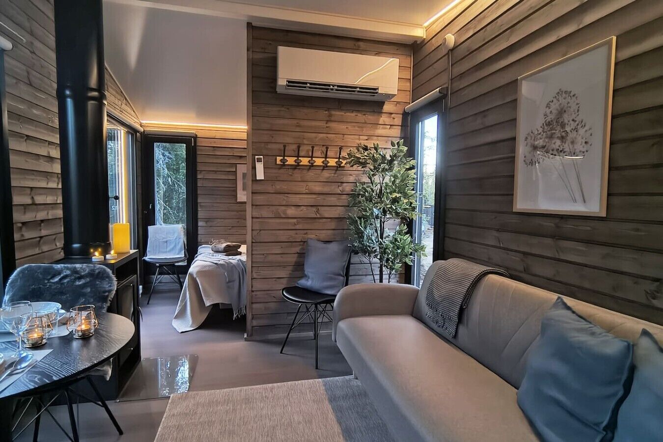 Un interior acogedor con un sofá, una mesa de comedor y una chimenea.