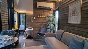 Un interior acogedor con un sofá, una mesa de comedor y una chimenea.