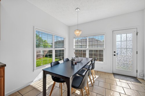 Roadmap Lodging: 3BR + Garage Near Regional Health