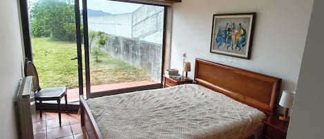 Tabla de planchar con plancha, wifi y ropa de cama