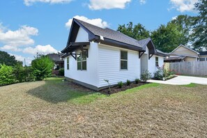 A single-story house with a gabled roof, a front porch, and a small front yard with a lawn and shrubs. - Yellowhammer | 1.8 Miles to Bryant-Denny Stadium (Tuscaloosa)