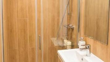 Douche, sèche-cheveux, serviettes fournies, savon