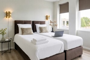 Room - Bright private room with a flexible box-spring bed, private bathroom, shared fully equipped kitchen and a cozy seating area for coffee, a light breakfast or laptop work. Ideal for business travelers, solo guests, couples. (Raamsdonksveer)