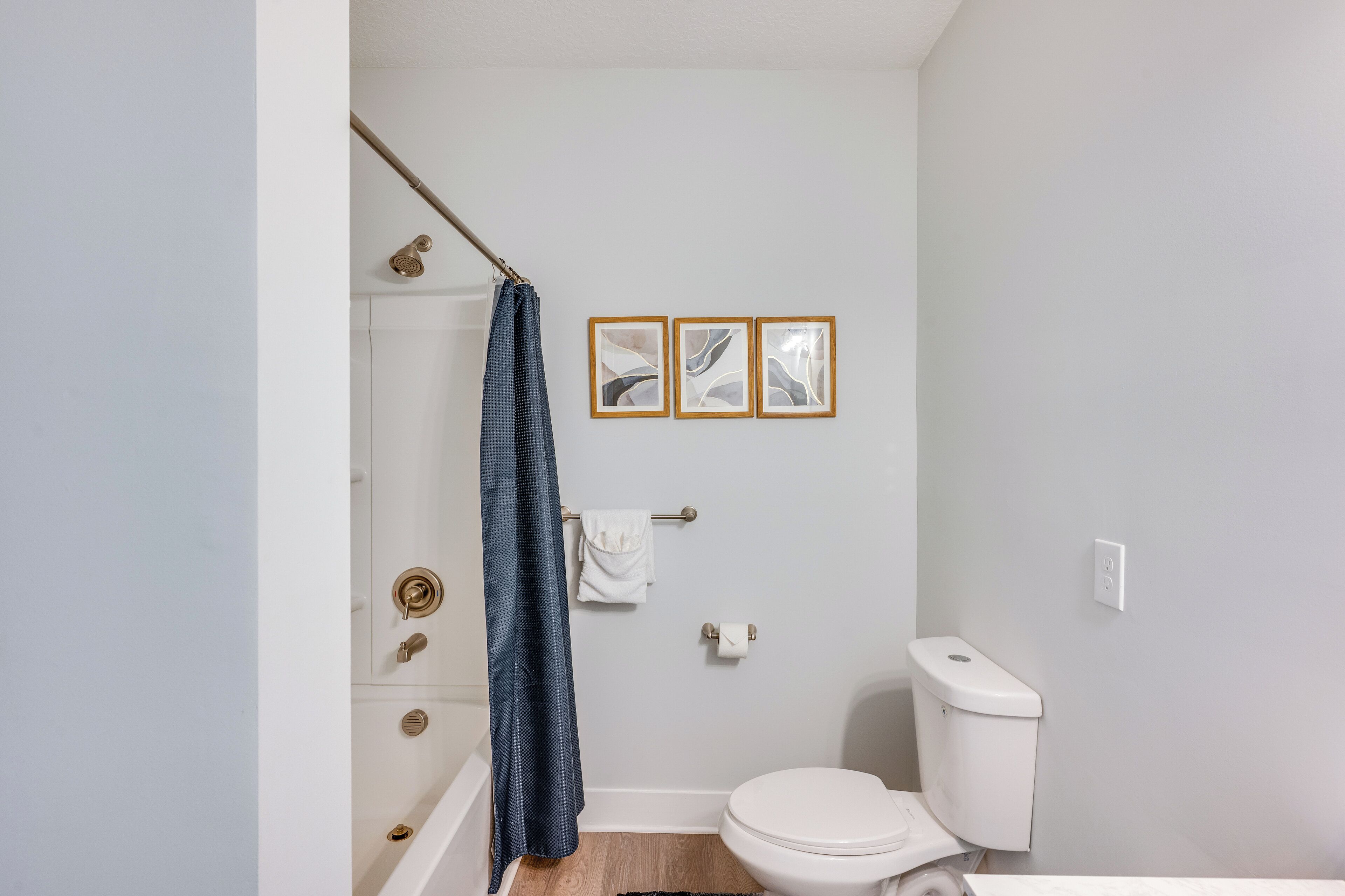 Une salle de bain avec une douche, des toilettes et un porte-serviettes.