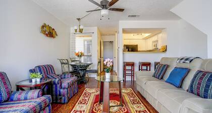 Walk to Shops & Museums! Fort Worth Condo w/ Pool
