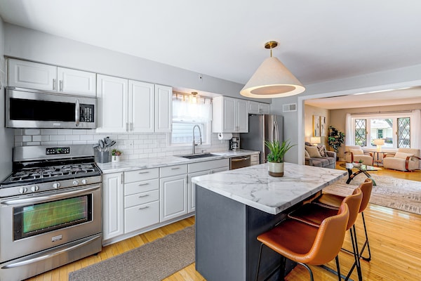 Close To Downtown Milwaukee & Mid-term Friendly! - Milwaukee, WI