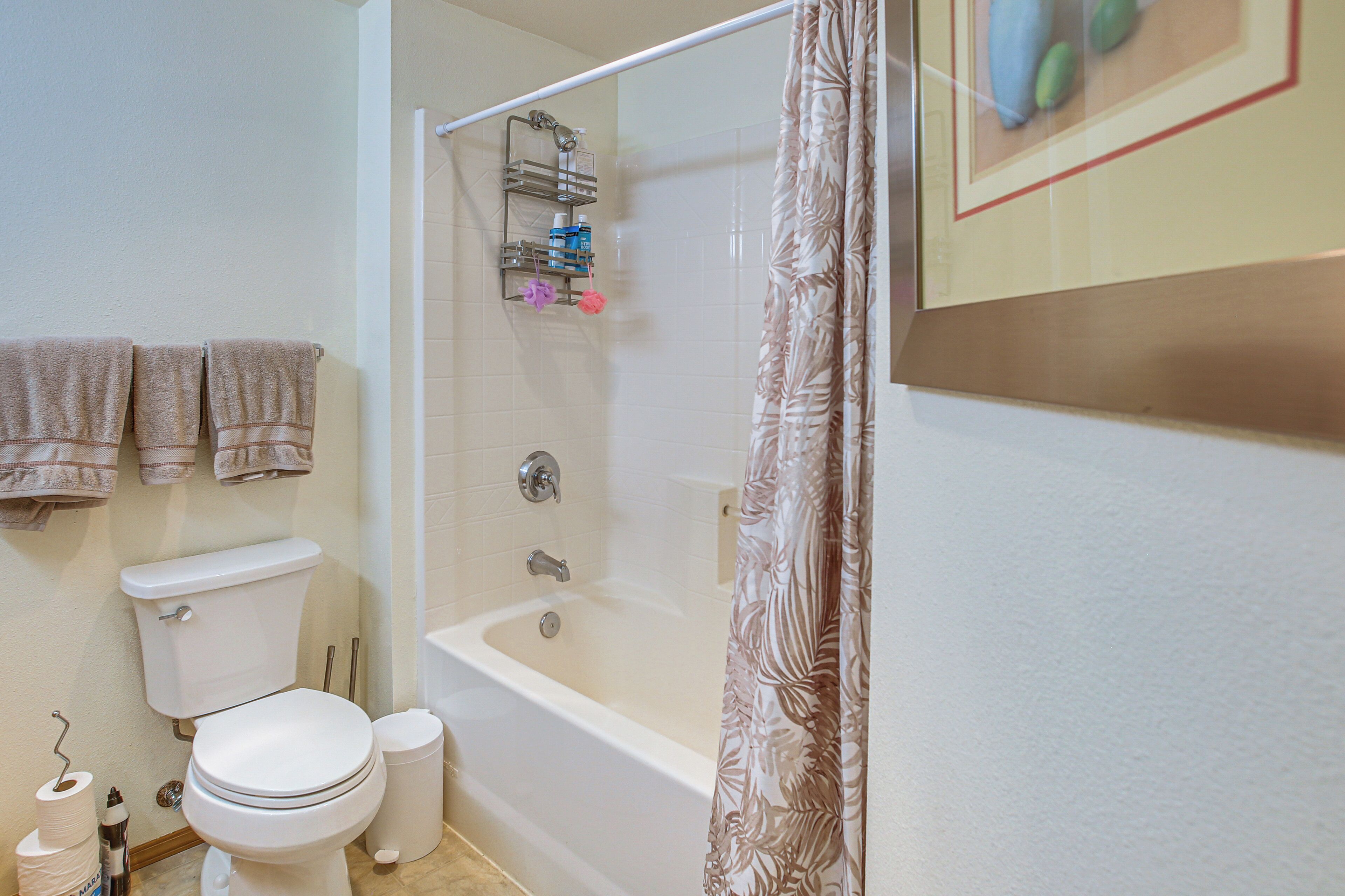 Ein Badezimmer mit Toilette, Badewanne und Duschvorhang.
