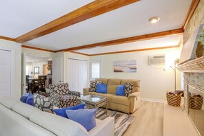 Interior - Toledo Home w/ Deck + Yard: Perfect for Families! (Toledo)