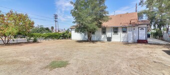 Sunny Hemet Escape w/ Covered Porch & Fire Pit