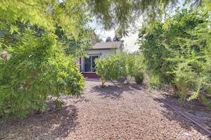 Una casa con camino de grava y un pequeño jardín.