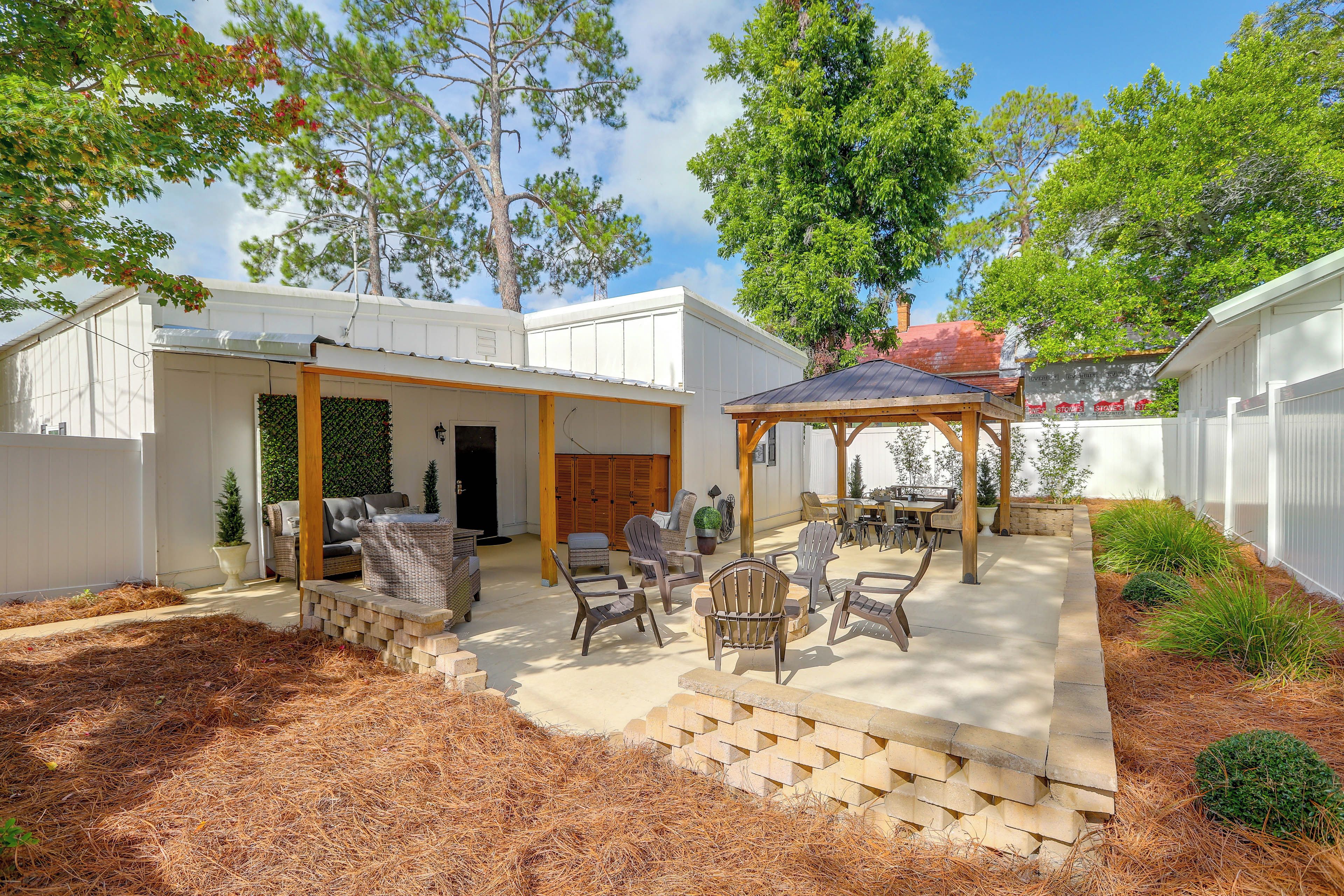 Un patio couvert, aménagé avec du mobilier d’extérieur et agrémenté d’une pergola.