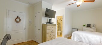 Walk to Pope Park: Quaint Sylvester Studio