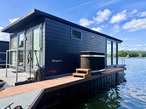 Houseboat Marina With Hot Tub