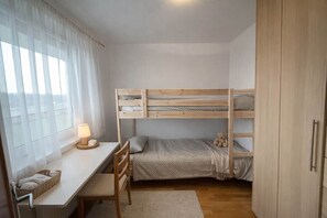 Room - Sky View Family Apartment for 6 - Free Parking (Bratislava)