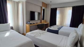 ميني بار وخزنة داخل الغرفة ومساحة عمل للكمبيوتر المحمول وواي فاي مجانًا