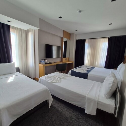 Derik Housetroya Hotel