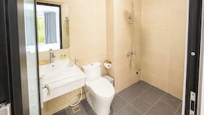 A bathroom with a toilet, sink, and shower. - Hoang Linh Hotel Phu Quoc (Phu Quoc)