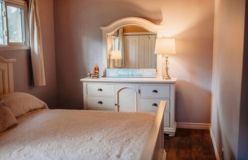   * Lakefront Fall Escape • Hot Tub & Fireplace