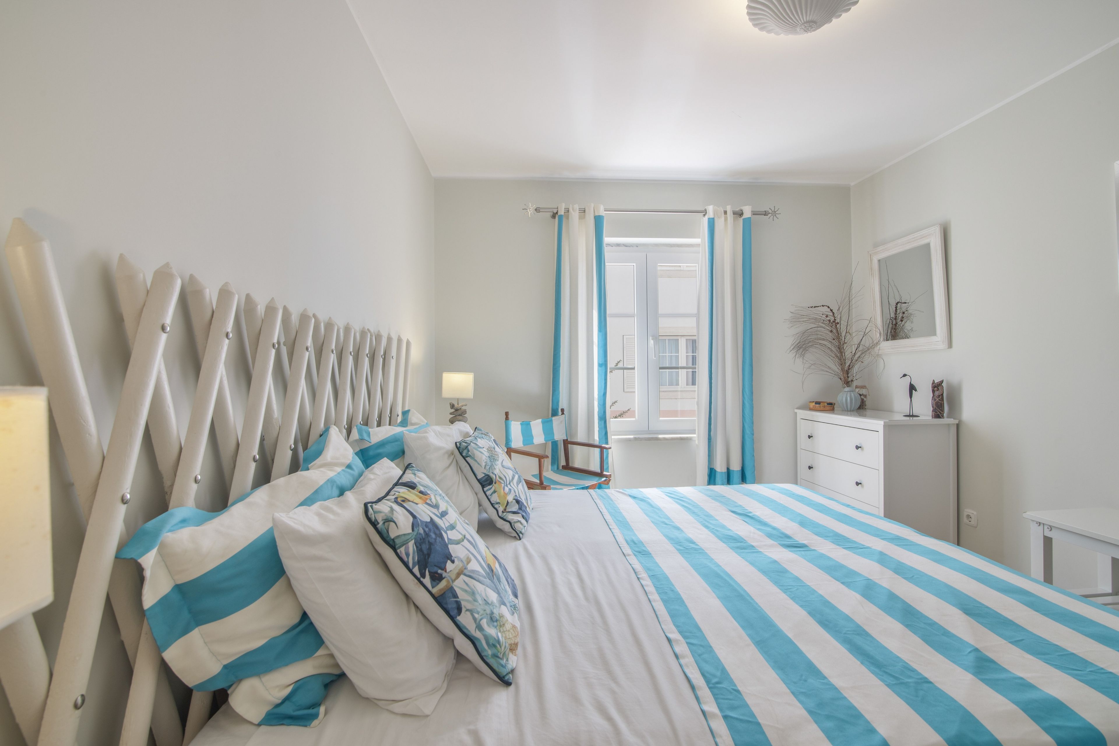 Iron/ironing board, bed sheets