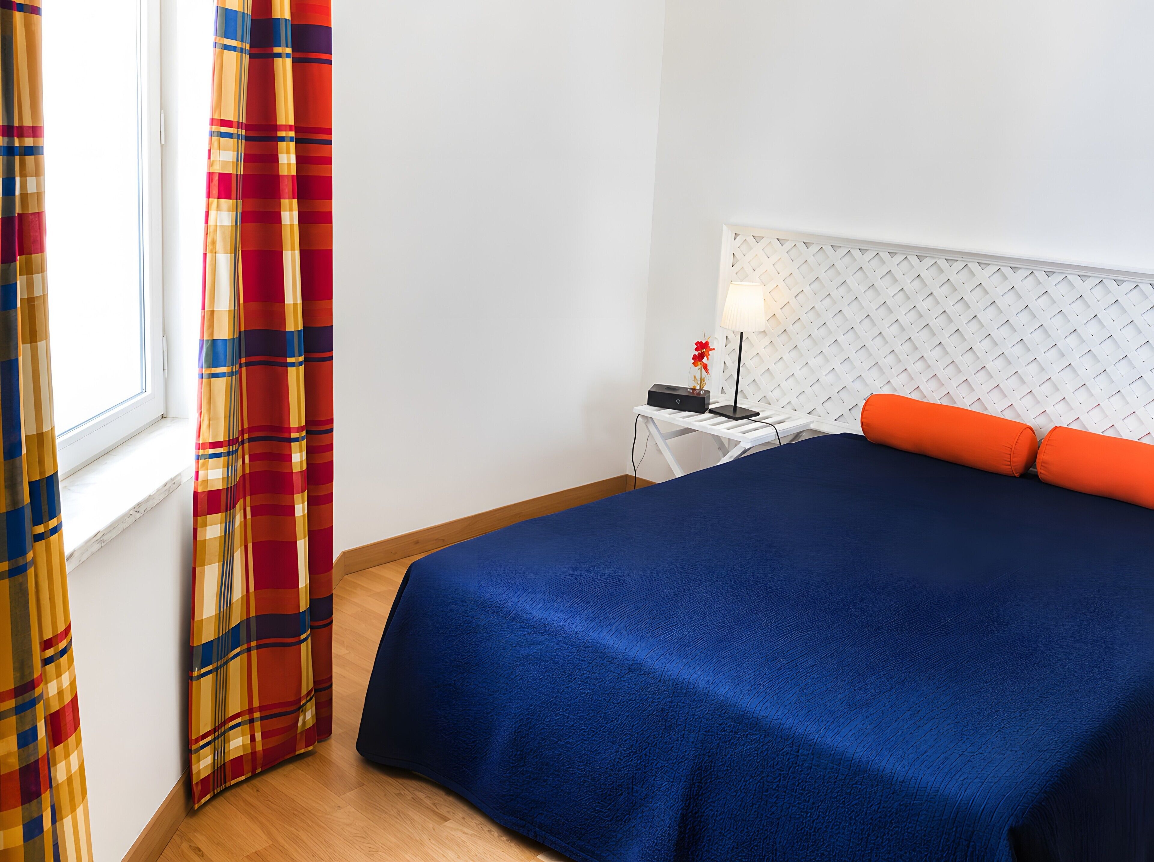 Tabla de planchar con plancha y ropa de cama 