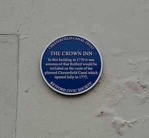 Una placa histórica en una pared.