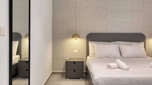 Desk, iron/ironing board, travel cot, WiFi - Designer Msida Suite | W/Balcony & Private Terrace (Msida)