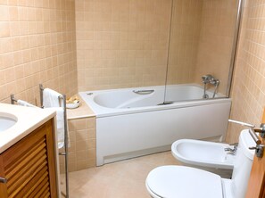 Shower, towels - Aldeia Formosa Apartment T2 (Cabanas)