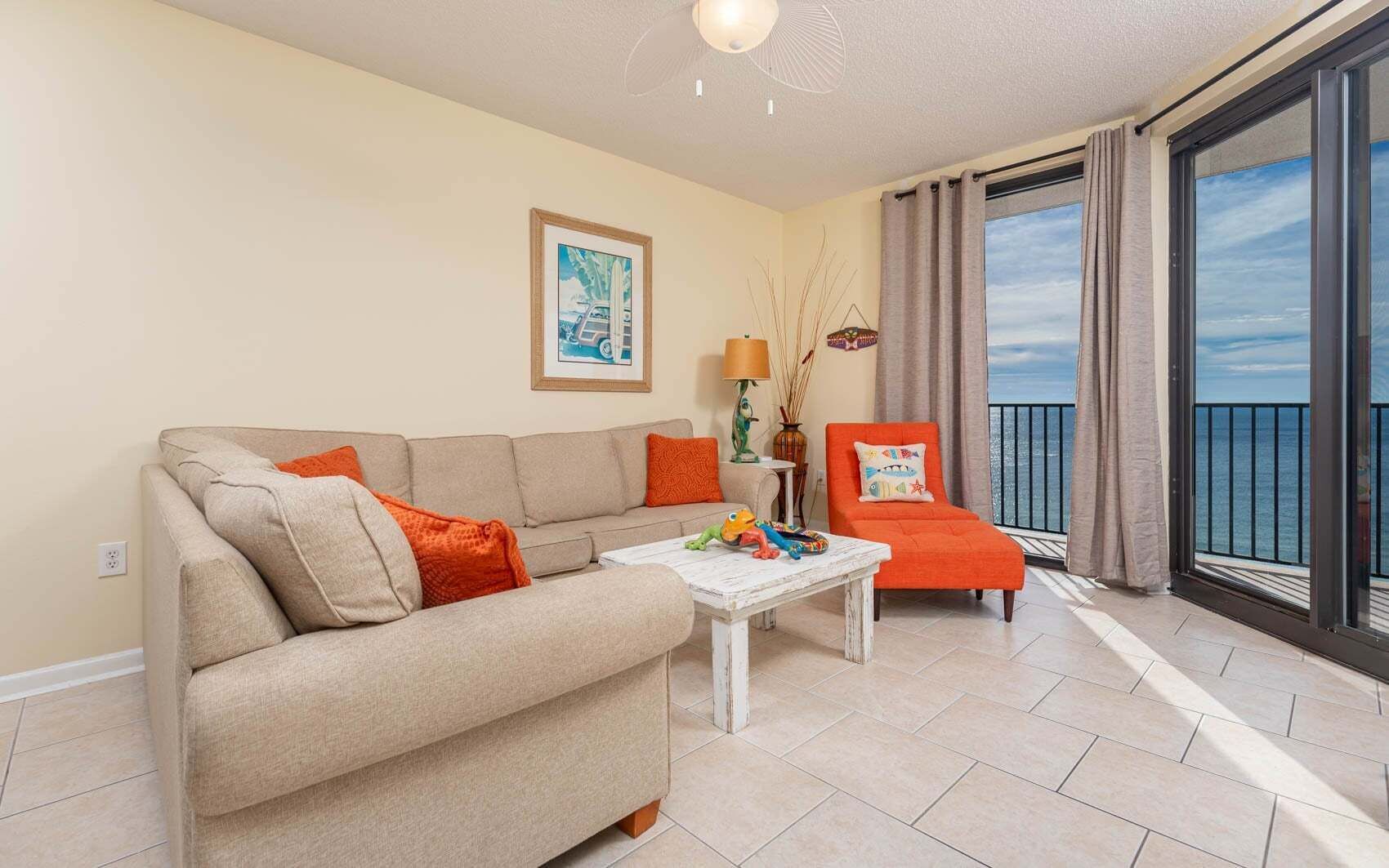 Condo, 2 phòng ngủ | Khu phòng khách