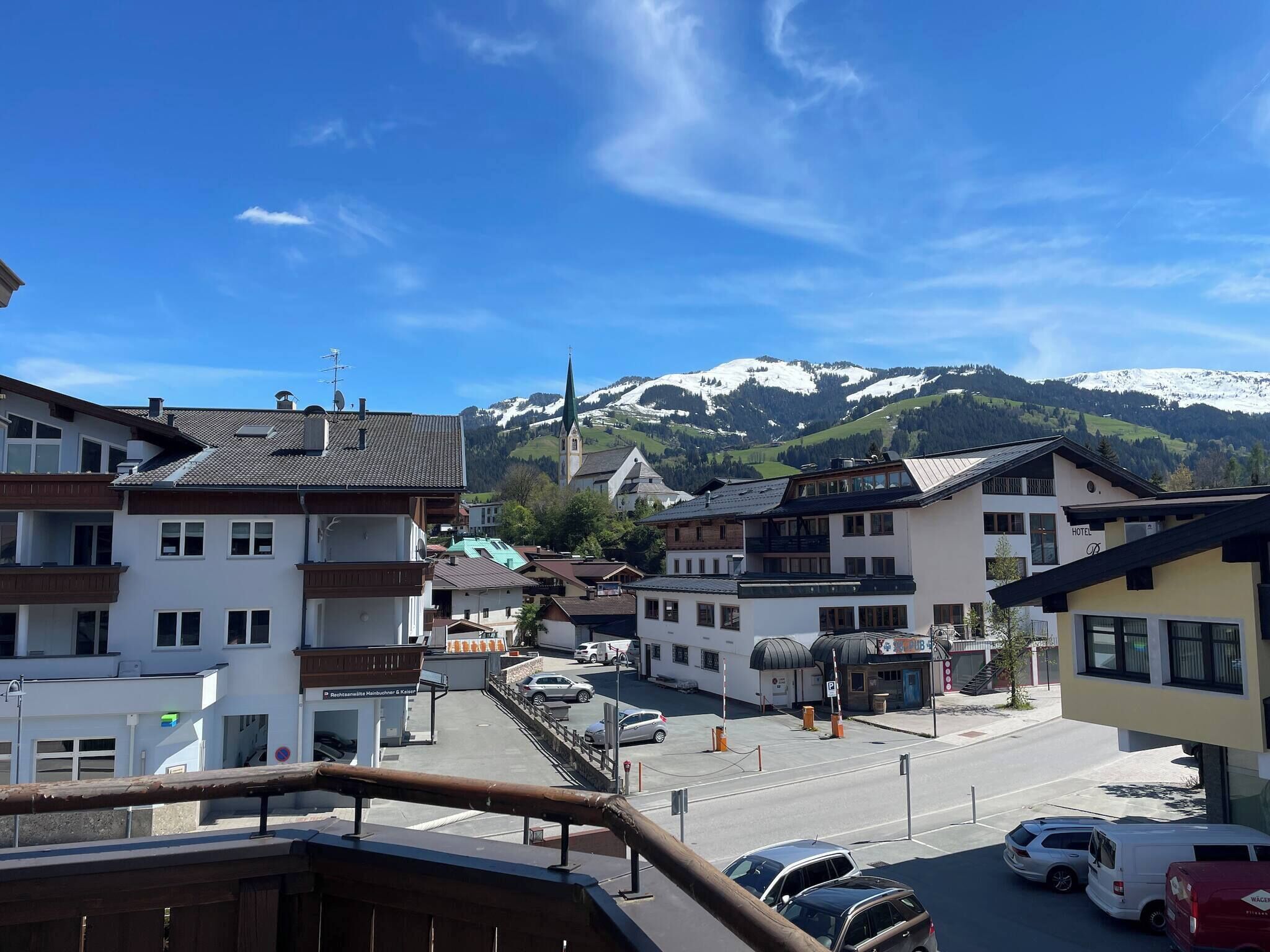 Une ville de montagne avec une église, un hôtel et des immeubles d’habitation.