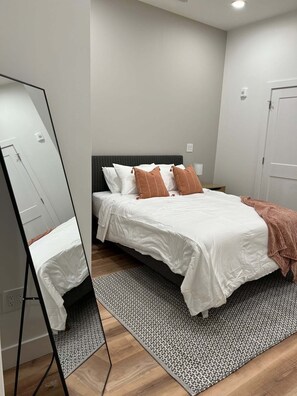 Room - Stylish Downtown Unit With Historic Charm 3 Bedroom Apts (Bloomington)