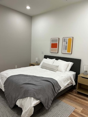 Room - Stylish Downtown Unit With Historic Charm 3 Bedroom Apts (Bloomington)