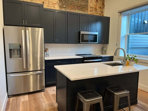 Stylish Downtown Unit With Historic Charm 3 Bedroom Apts