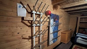 Een houten interieur met een wandrek, een poster en een kast.