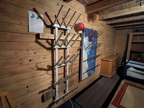 Ein Holzinnenraum mit einem Wandregal, einem Poster und einem Schrank.