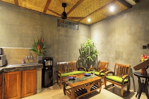 Casa Classic, balcone, vista piscina | Pasti