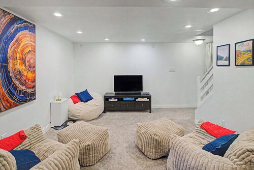 Erlanger 4BR | Hot Tub, Pool Table | Sleeps 10