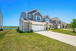 A residential area with houses featuring gabled roofs and attached garages. - Roadmap Lodging: 4BR on the Water, Patio & Grill (Columbus)