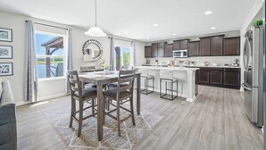 Dining - Roadmap Lodging: Modern Waterview, 4BR Lakefront Monthly, Pet OK (Columbus)