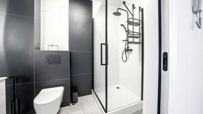 Apartamento | Banheiro | Chuveiro, secador de cabelo, toalhas de banho