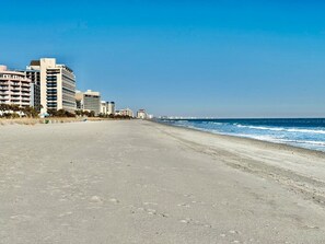 A beach with a row of buildings in the background. - Oceanfront 1BR Sleeps 4-6 Myrtle Beach 421 (Myrtle Beach)